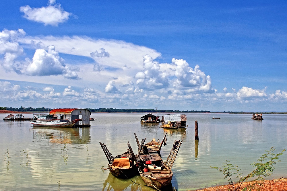 Đề[-]xuất[-]xây[-]loạt[-]dự[-]án[-]điện[-]mặt[-]trời[-]ở[-]lòng[-]hồ[-]Trị[-]An